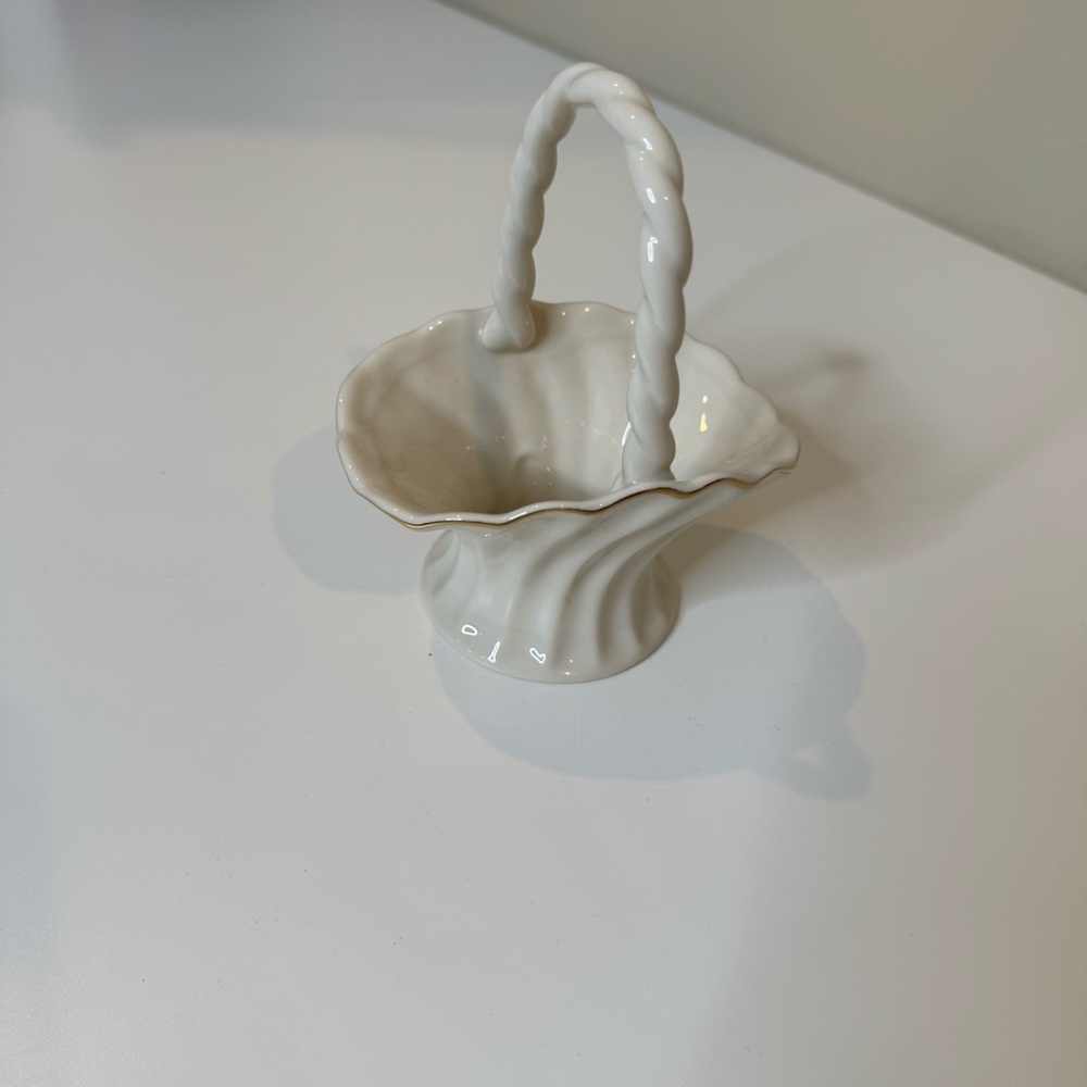 LENOX PORCELAIN SPIRAL BASKET WITH 24K GOLD TRIM